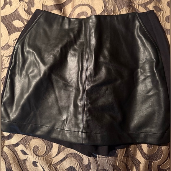 Cabi Jett Skort - Black With Faux Leather - Size: 8 - Picture 3 of 12